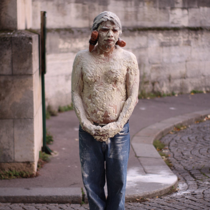 Benvenuto Chavajay, Hombres de maíz (Men of corn), 2019. Photo documentation of performance, Pere Lachaise Cemetery, Paris, France. Image courtesy of the artist.